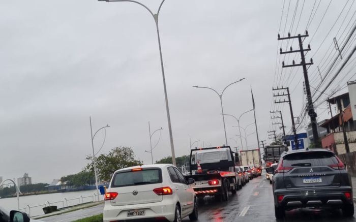 Chuva forte na região causa congestionamento pesado