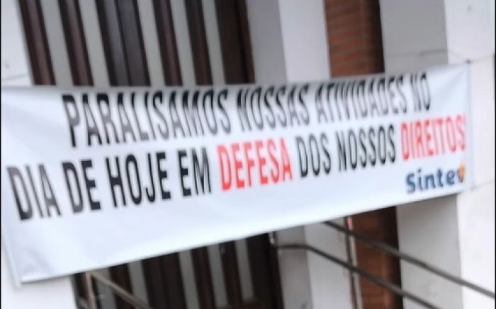 Categoria faz concentração em frente aos portões das lojas da empresa (Foto: Divulgação/Sintevi)