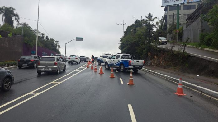 Agentes orientam motoristas no local da ocorrência (Foto: Divulgação)