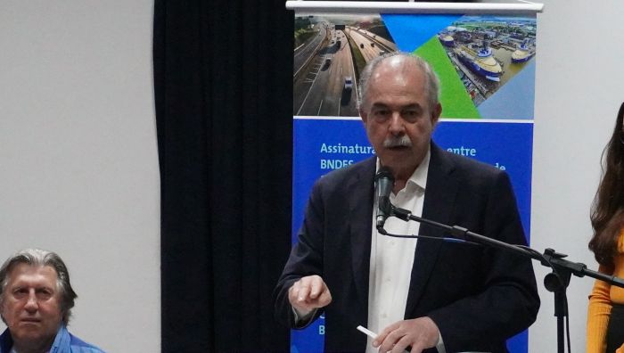 Aluízio Mercadante deu balanço do plano em visita a Itajaí (Foto: João Batista)