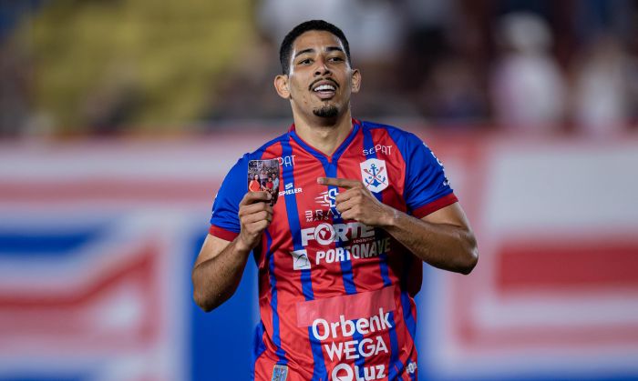 Zé Eduardo marcou dois gols na vitória rubro-anil (Foto: Léo Piva)