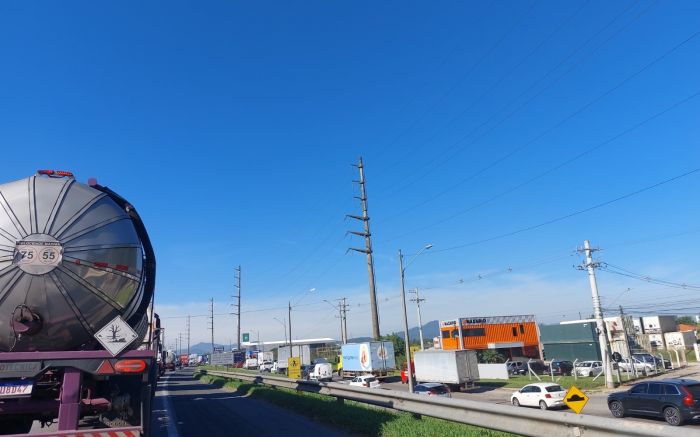 BR 101 tem quase 20 km de congestionamento entre BC e Itajaí