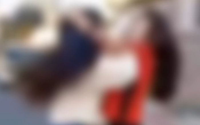 Uma das agressões foi gravada por amigos da briguenta (Foto: Reprodução)
