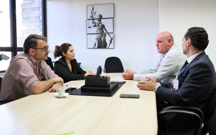 Promotora discutiu impacto da greve com diretores da Celesc (Foto: Divulgação/MPSC)