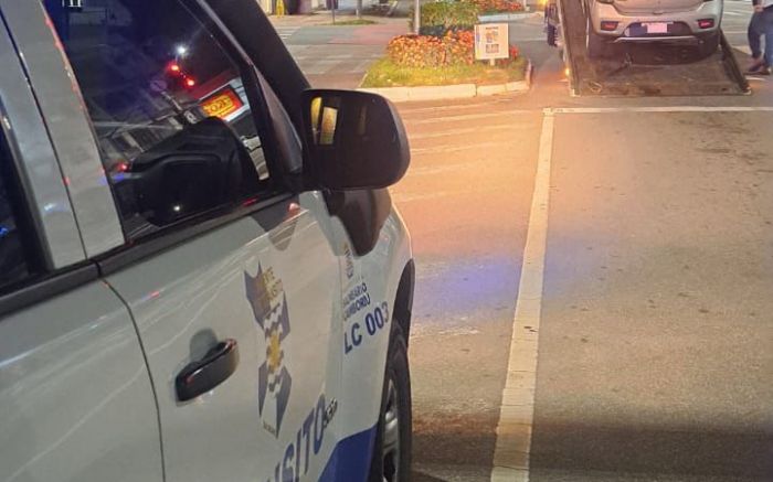 Legenda: Carro foi apreendido após abordagem dos agentes de trânsito (Foto: Divulgação/PMBC)