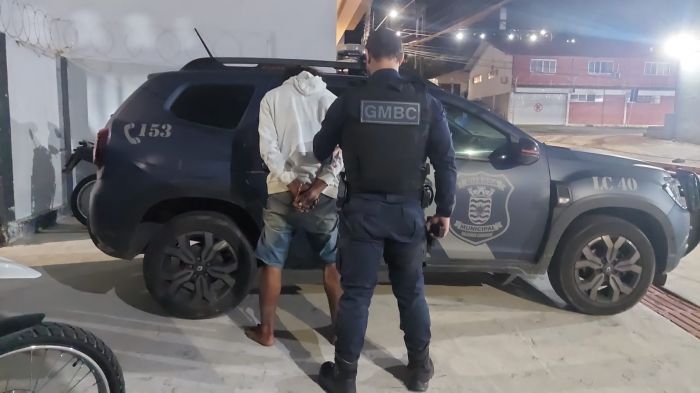 Populares seguraram cara até a chegada da Guarda Municipal (Foto: GMBC)