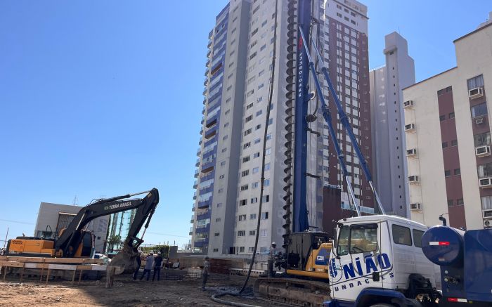 Primeiras máquinas em operação marcam o início da construção do Senna Tower, futuro ícone global da arquitetura (Foto: Ana Zigart)