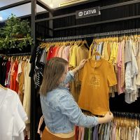 Grupo Cativa faz mega bazar com roupas a R$ 160 o quilo
