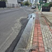 Moradora denuncia acúmulo de água após recapeamento na rua Camboriú