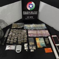 Dupla de BC é presa com celulares e drogas no bairro São Judas Tadeu