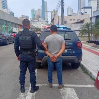 Motorista bêbado acerta carros estacionados, é perseguido e preso em frente a escola em Balneário Camboriú