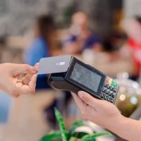 Motorista de app usa cartão esquecido de passageira pra comprar cigarro e bebida em posto