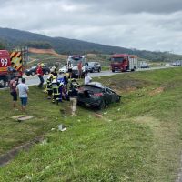 Carros se chocam e um capota na BR 470