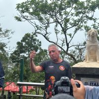 Estátua de Ice é inaugurada e cinzas do herói são lançadas ao mar em Itajaí