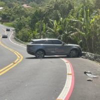 Carrão de luxo é detonado ao acertar mureta da Interpraias