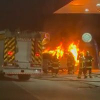Kombi é destruída pelas chamas ao lado de posto de gasolina