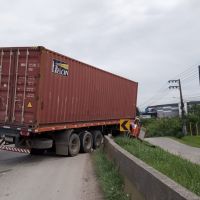 Caminhão contêiner cai em vala e fica atravessado na BR 101