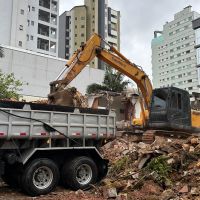 Máquinas pesadas iniciam a derrubada de casas no bairro