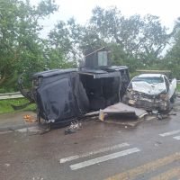 Motoristas ficam presos às ferragens em acidente na Jorge Lacerda