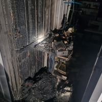 Casal usa mangueira de jardim para apagar incêndio em casa com bebê