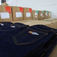 Alunos do ensino médio receberão 440 mil calças jeans do uniforme escolar