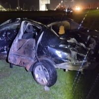 Motorista sofre traumatismo ao bater carro em poste