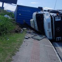 Caminhão-contêiner tomba na BR 470