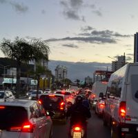 Trânsito engarrafado toma conta da região