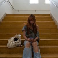 Vítimas de nudes com IA sofrem em limbo digital enquanto sites lucram: “Me senti abusada”