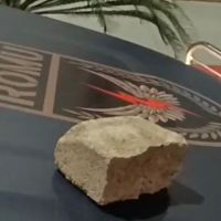 Homem em surto tenta quebrar vidraça de loja
