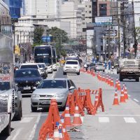 Ruas do Ariribá ganham novo asfalto; faixa inversa na avenida do Estado será desativada