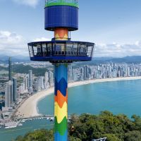 Você topa encarar a subida da Super Gyro Tower pra ver Balneário Camboriú por outro ângulo?