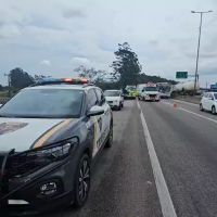 Motorista alucinado pega contramão da BR 101, bate em vários carros e na mureta central