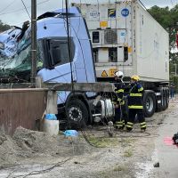 Caminhoneiro derruba poste e acerta casas na Jorge Lacerda