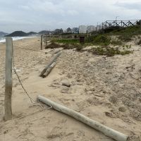 Ressaca detona passarelas e cercas da restinga na Praia Brava
