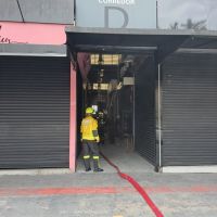 Ação rápida de comerciantes impede incêndio no Camelódromo