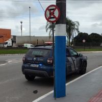 Viatura da GM para em local proibido para ocupantes tomarem café em hotel