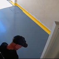 Ladrão invade apartamento em plena luz do dia para furtar