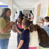 Tenda da Biodiversidade faz oficinas, palestras e vivências com alunos e pais de escola em Itajaí