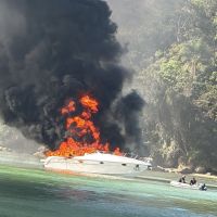Urgente: Lancha pega fogo no Caixa d’Aço