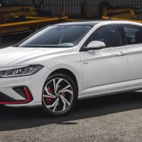 Jetta GLI 2025 chega com mais luxo, potência e tecnologia