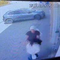 Mulher é agredida após se recusar a dar esmola