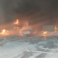 Incêndio gigante destruiu maquinário e galpão de empresa de extração de areia