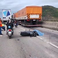 Motociclista morre atropelada por caminhão na BR 101