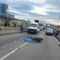 Mãe e filha estavam em moto atropelada por caminhão