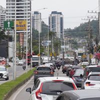 Hora do rush tem longas filas nos principais acessos de Itajaí