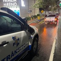 Batida entre caminhonete e carro deixa motorista ferido em Balneário Camboriú