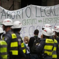 Por que a Espanha avança e o Brasil caminha para mais restrições?