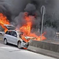 Carro pega fogo na via expressa portuária