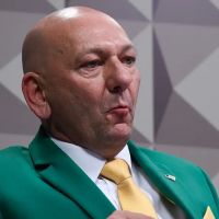 Justiça condena Luciano Hang por avião com faixas contra Lula